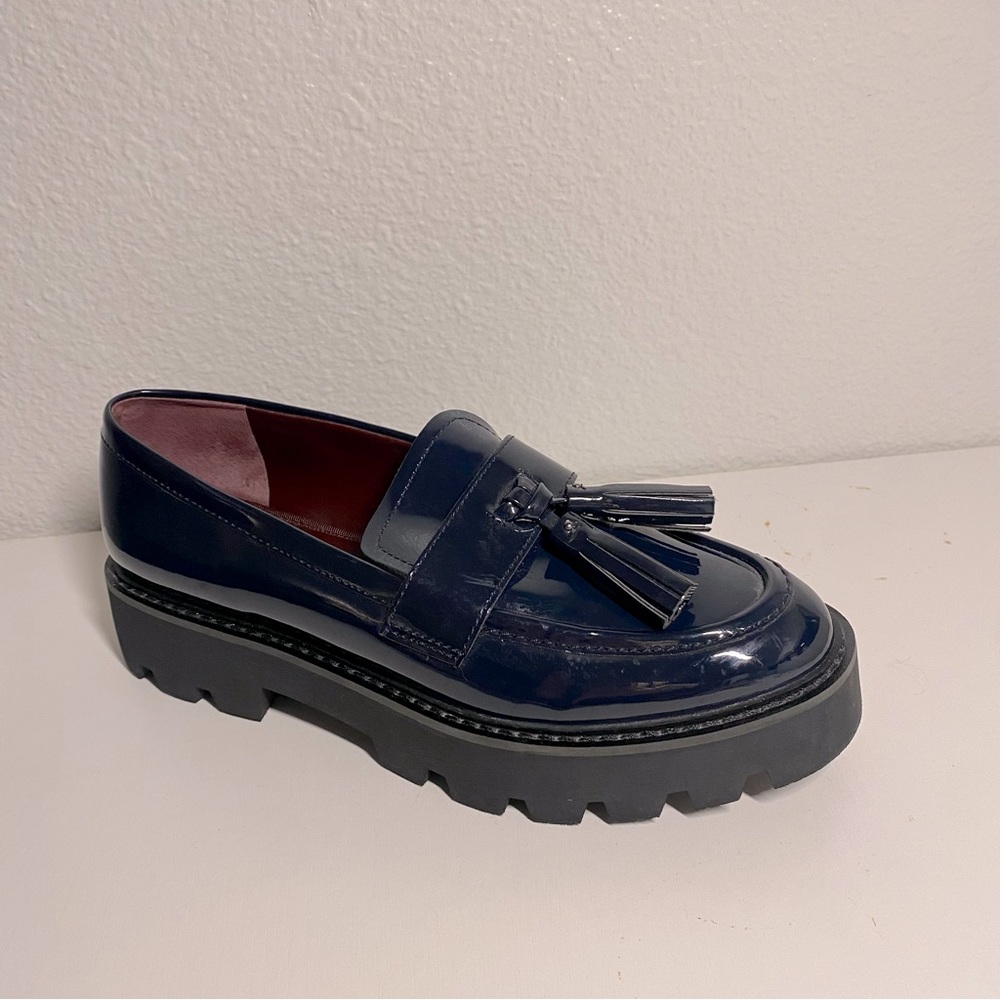 Navy blue Sarto loafers! Features a platform heel